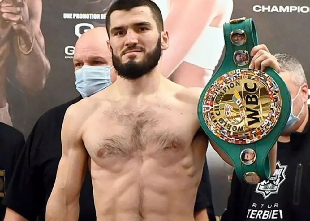 Кадыров подарил «Мерседес» непобежденному российскому боксеру