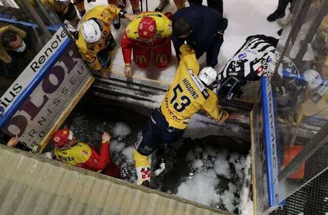 Двое хоккеистов провалились под лёд во время матча в Швейцарии