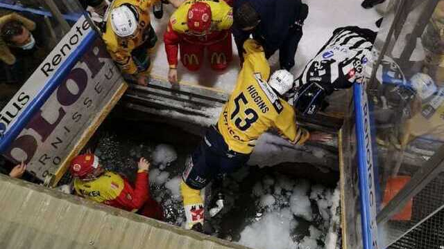 Двое хоккеистов провалились под лёд во время матча в Швейцарии
