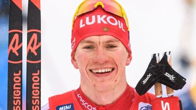 Александр Большунов выиграл серебро в классической гонке на 15 километров на Tour de Ski