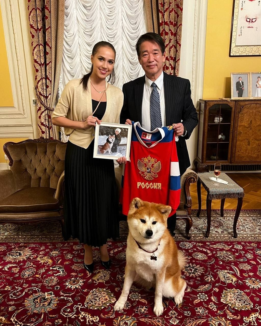 Олимпийская чемпионка Загитова встретилась с послом Японии