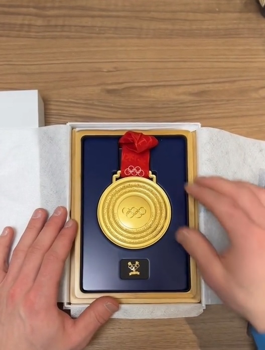 Олимпийский чемпион показал в тиктоке, как выглядит золотая медаль Игр в Пекине