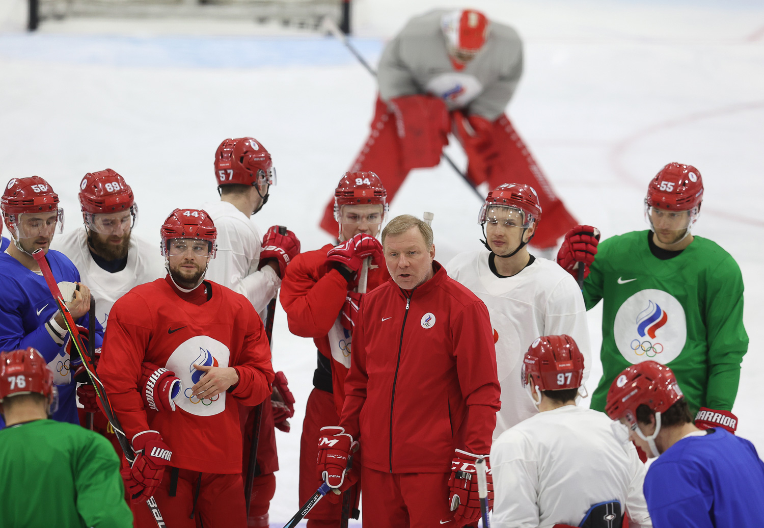 Сборная России по хоккею начала Олимпиаду с победы, матч чуть не закончился скандалом