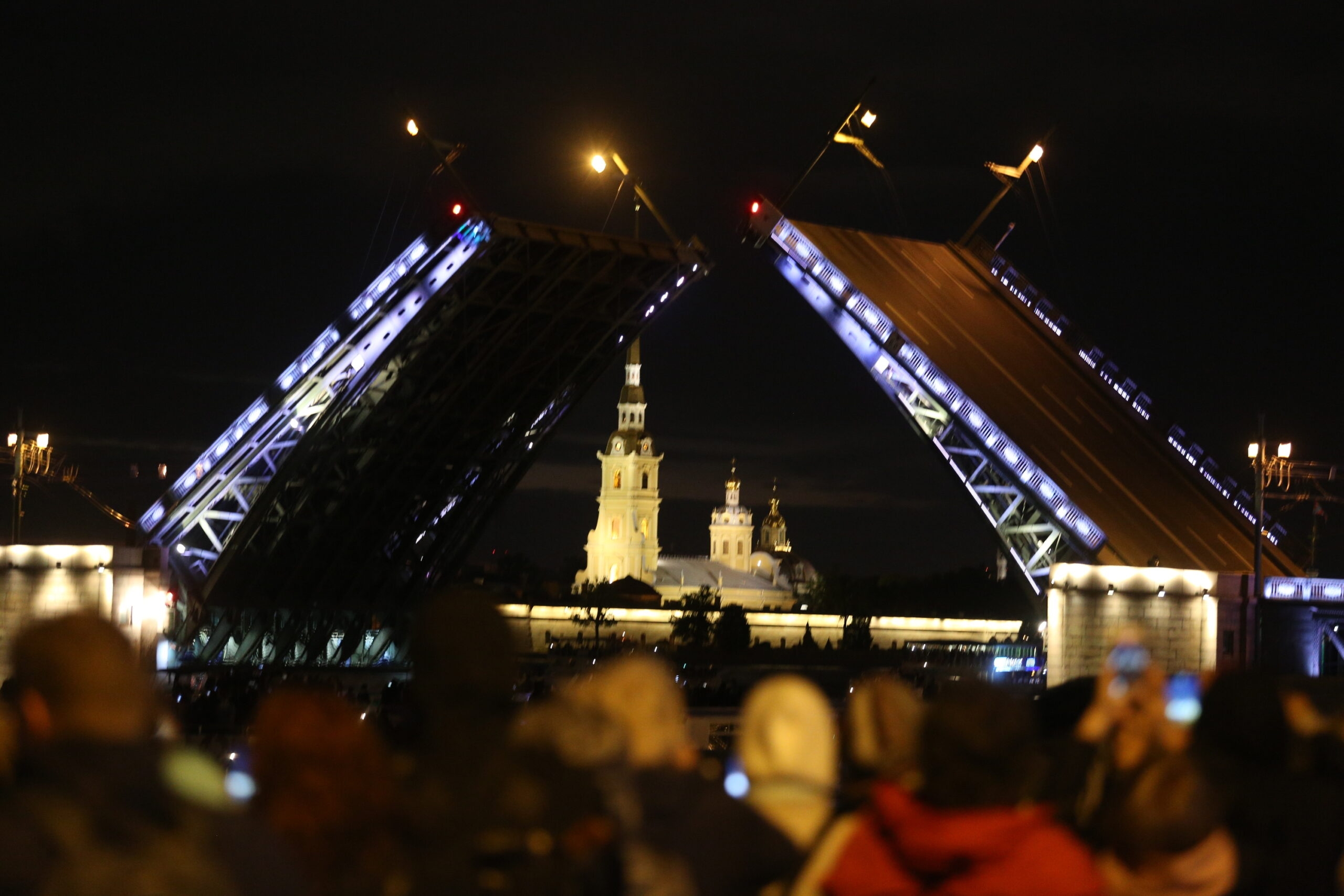 В Петербурге будет подсвечен Дворцовый мост цветами флагов России и Белоруссии