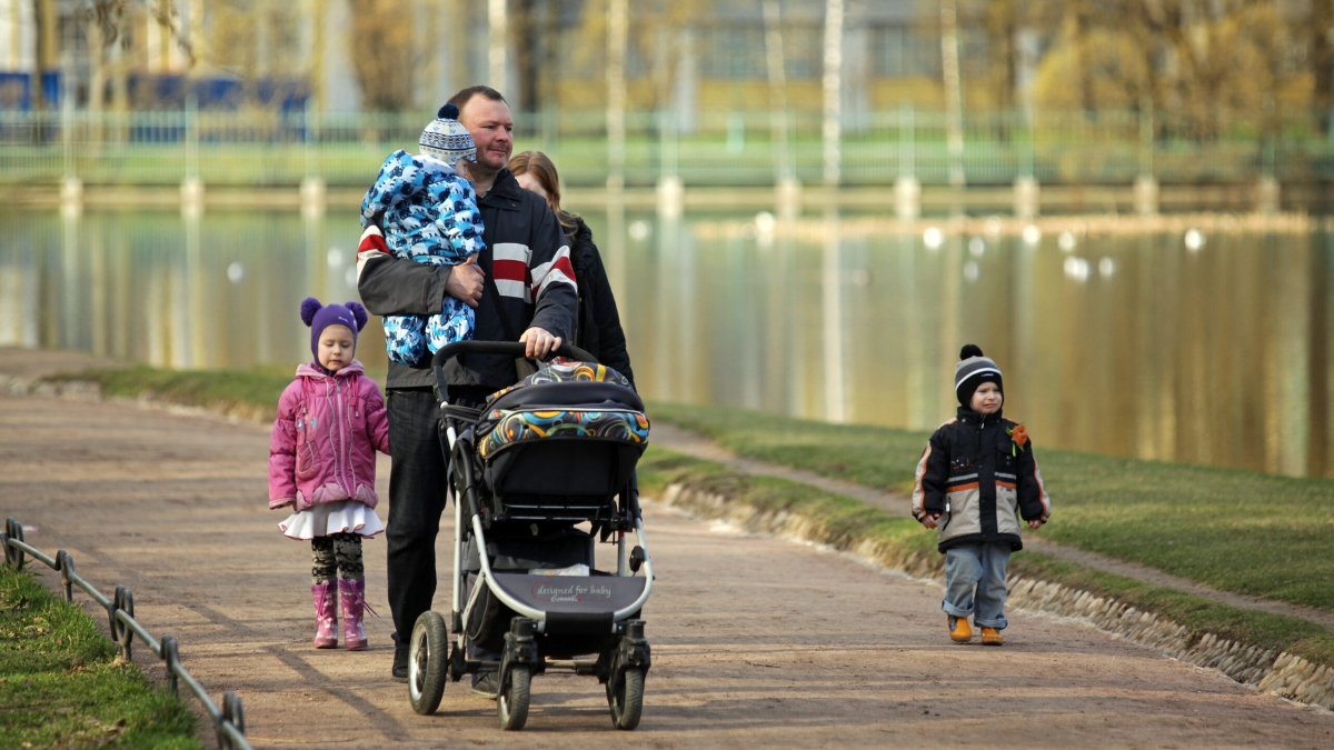 Стали известны условия выплаты малоимущим семьям в Петербурге 