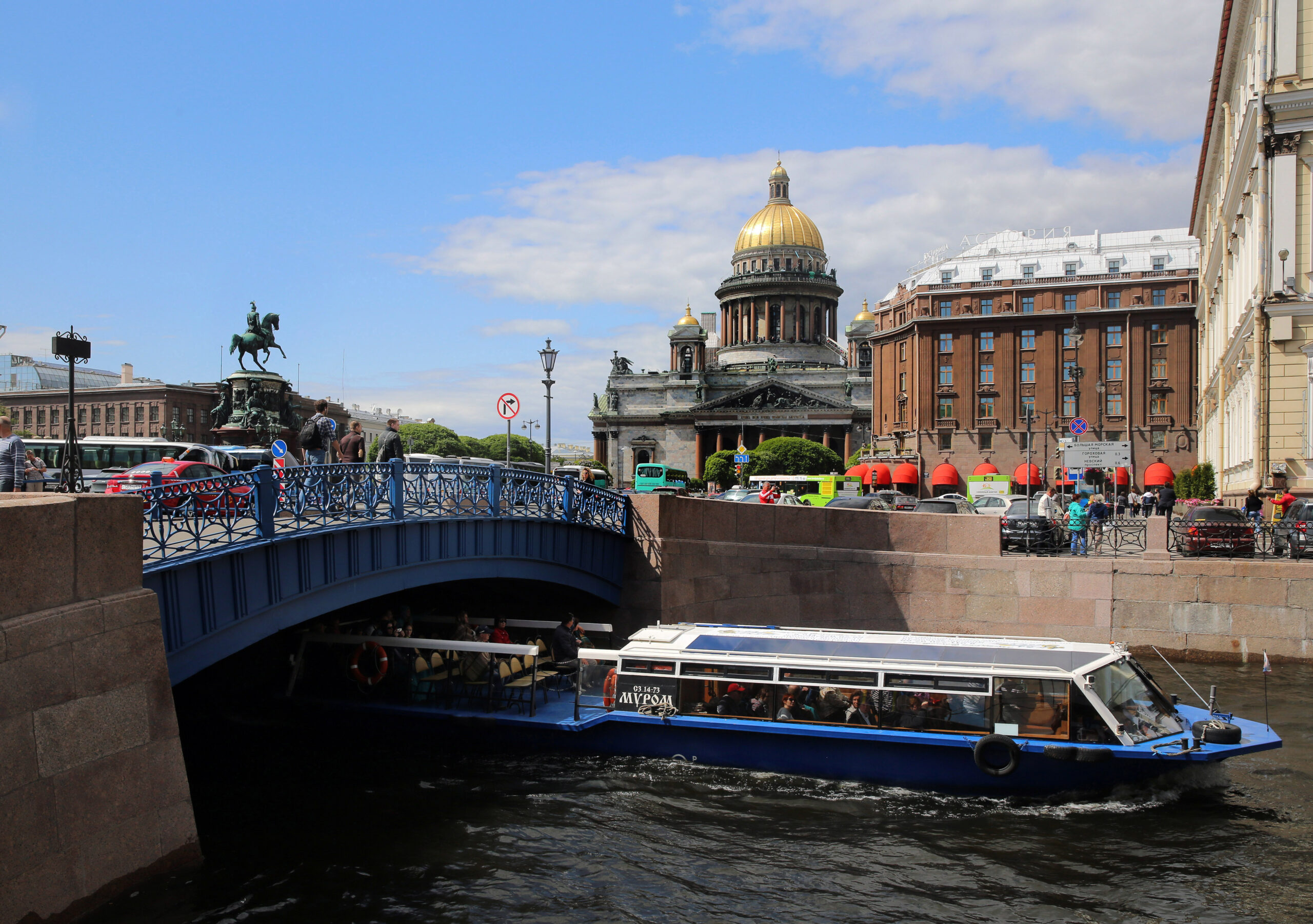 С понедельника на реки Петербурга встанут туристические суда 