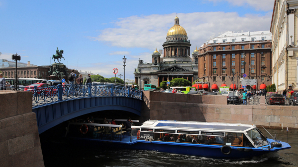 С понедельника на реки Петербурга встанут туристические суда 