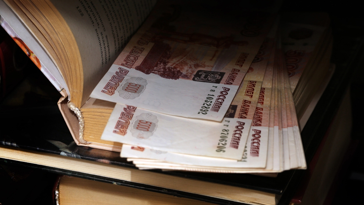 Экономист спрогнозировал падение доллара до 60 рублей