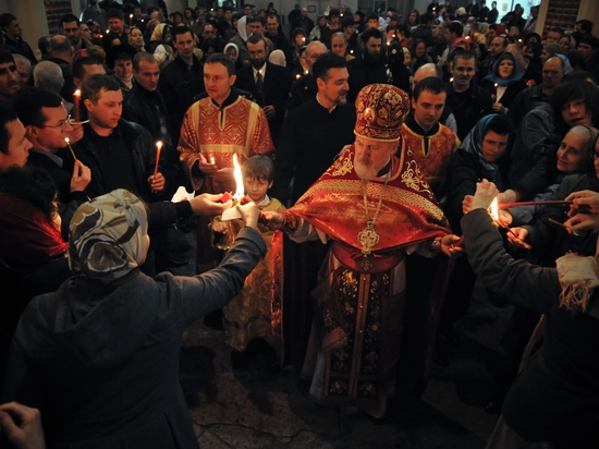 Благодатный огонь доставят в петербургские храмы в воскресную Пасху