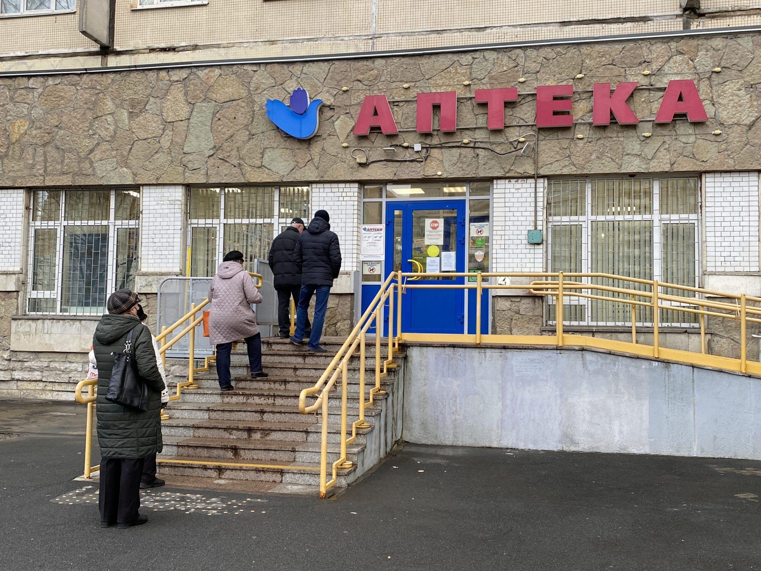 Петербург планирует закупить все необходимые лекарства к середине мая