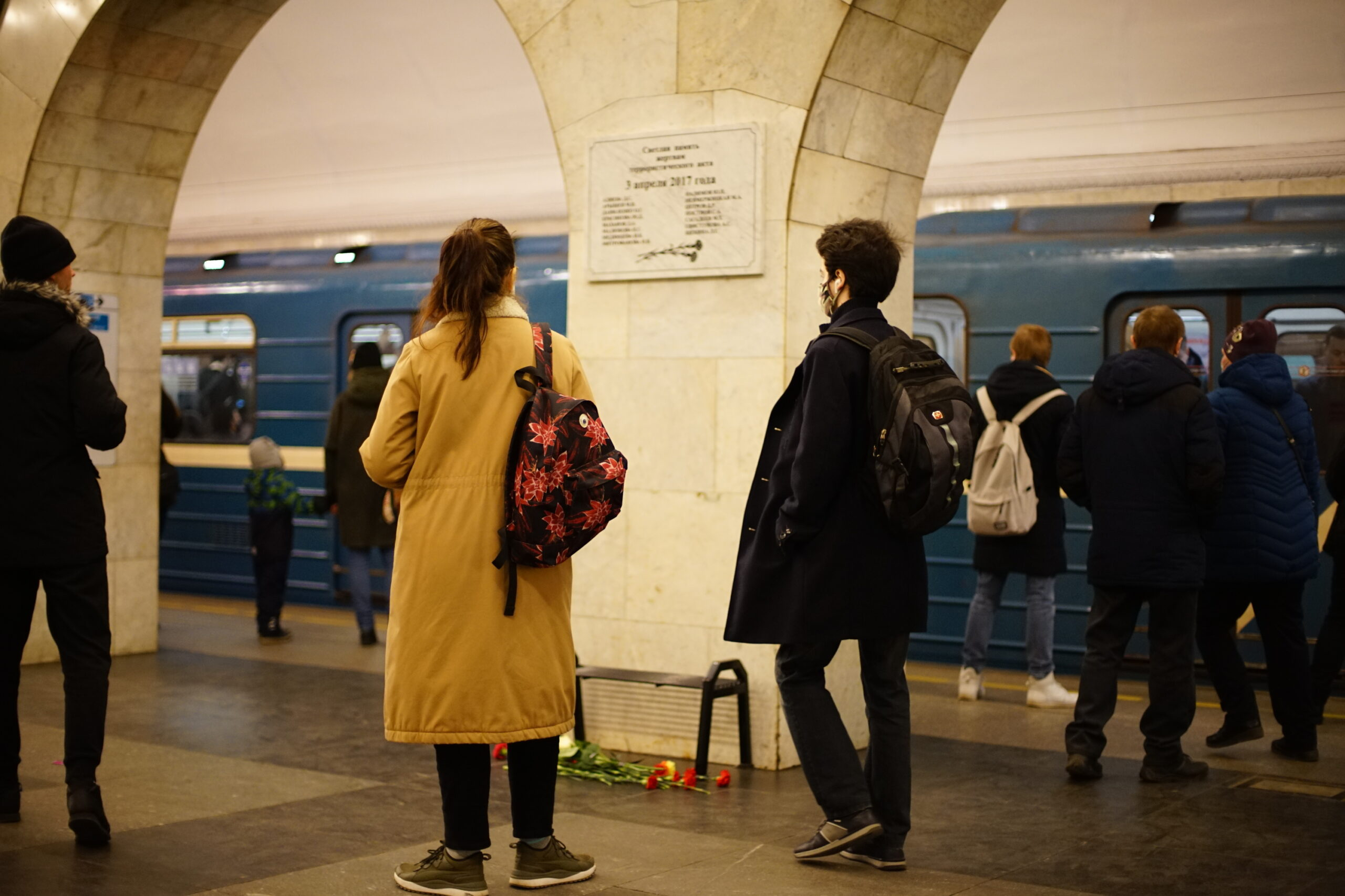 Петербуржцы призвали штрафовать пассажиров метро, носящих рюкзаки за спиной