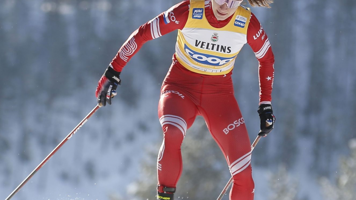 Российская лыжница Наталья Непряева получила Хрустальный глобус за победу в общем зачете Кубка мира