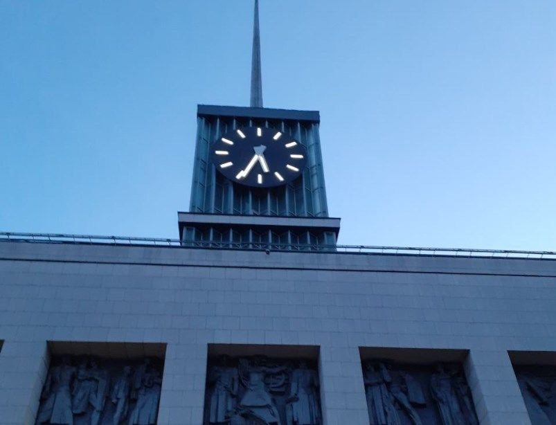 В Петербурге на Финляндском вокзале появились башенные часы после ремонта