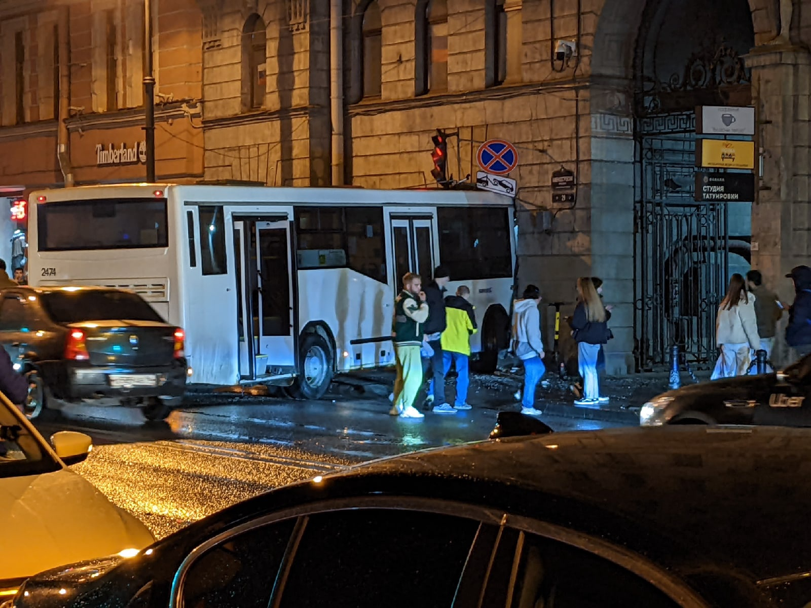 Автобус въехал в здание в центре Петербруга 