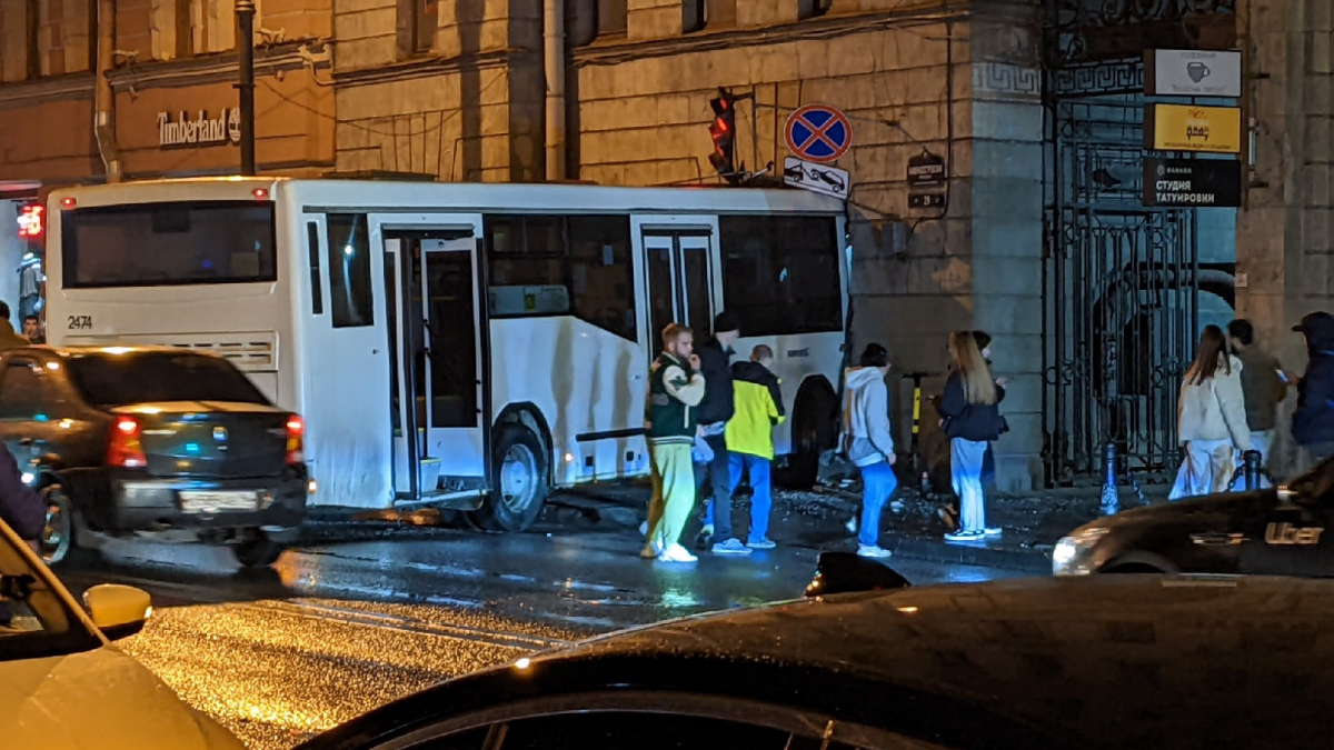 Автобус въехал в здание в центре Петербруга 