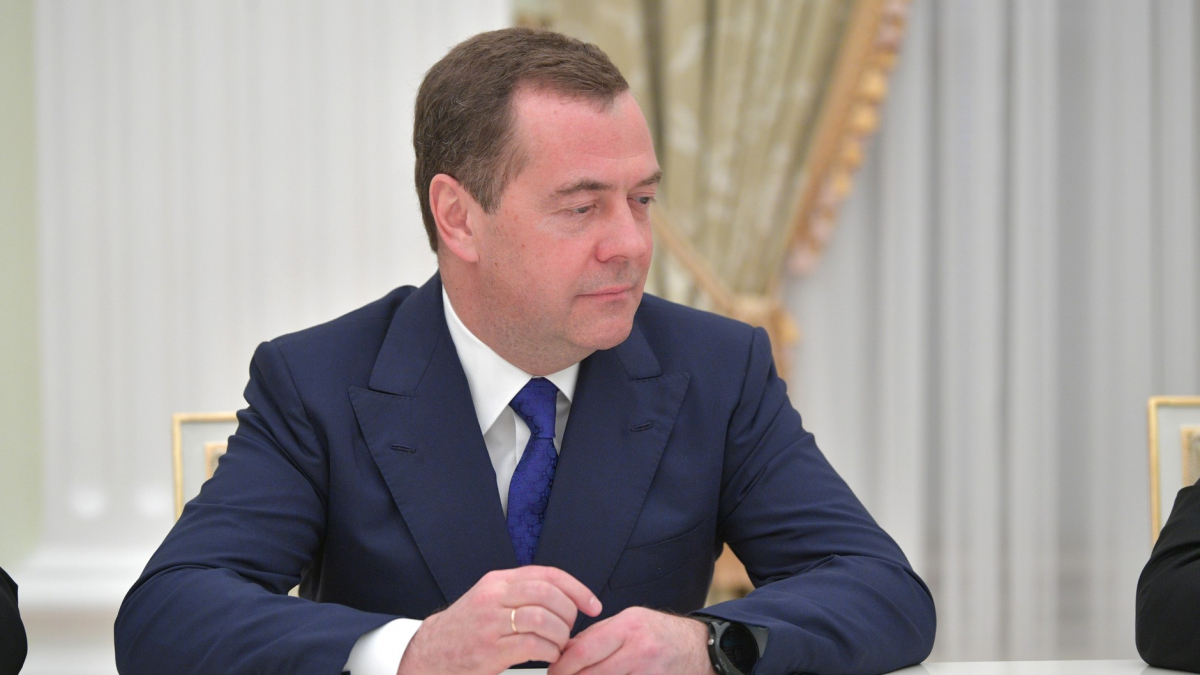 Медведев поздравил граждан РФ с Днем труда и наступающим Днем Победы