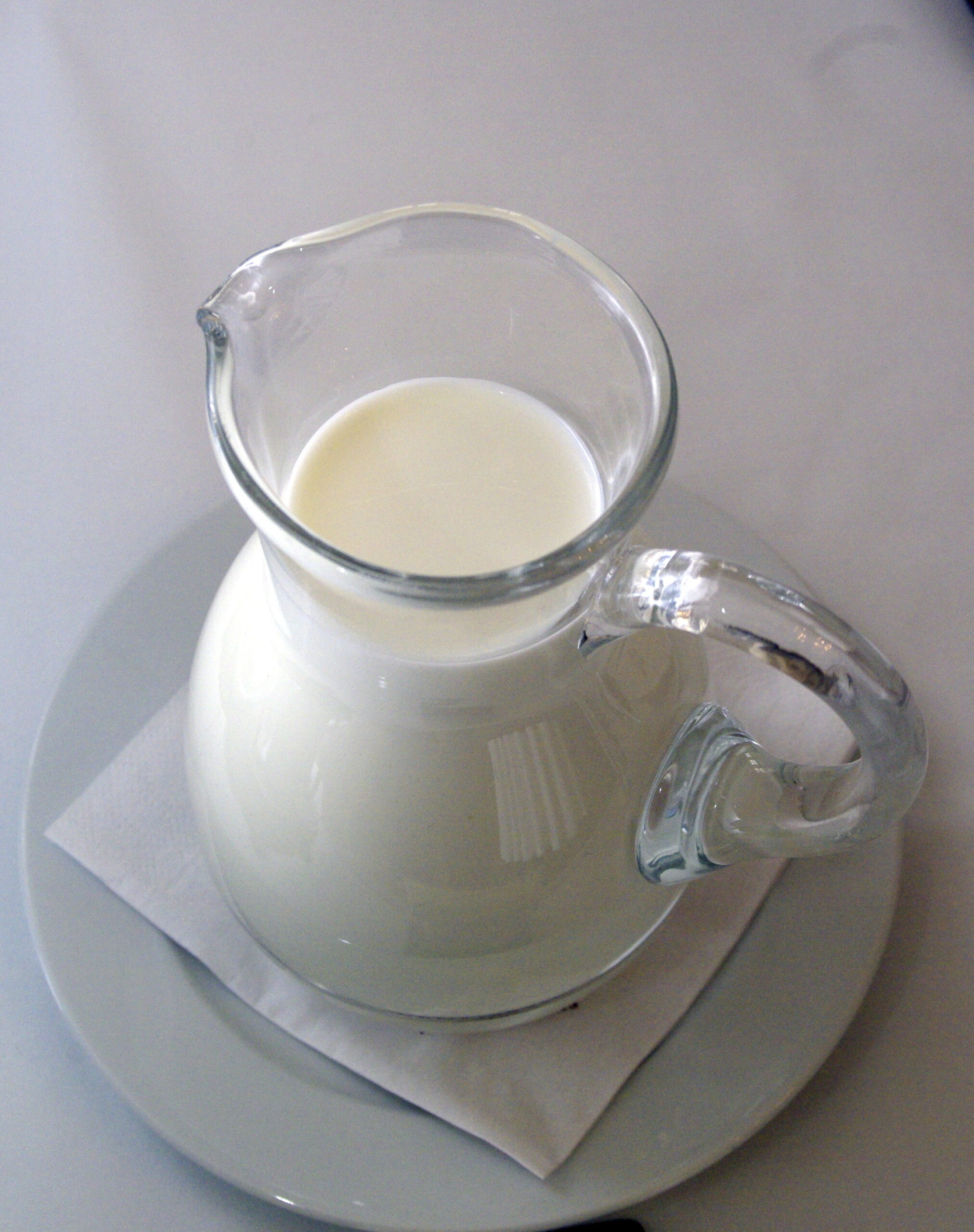 Минтруд утвердил условия выдачи работникам молока за вредность