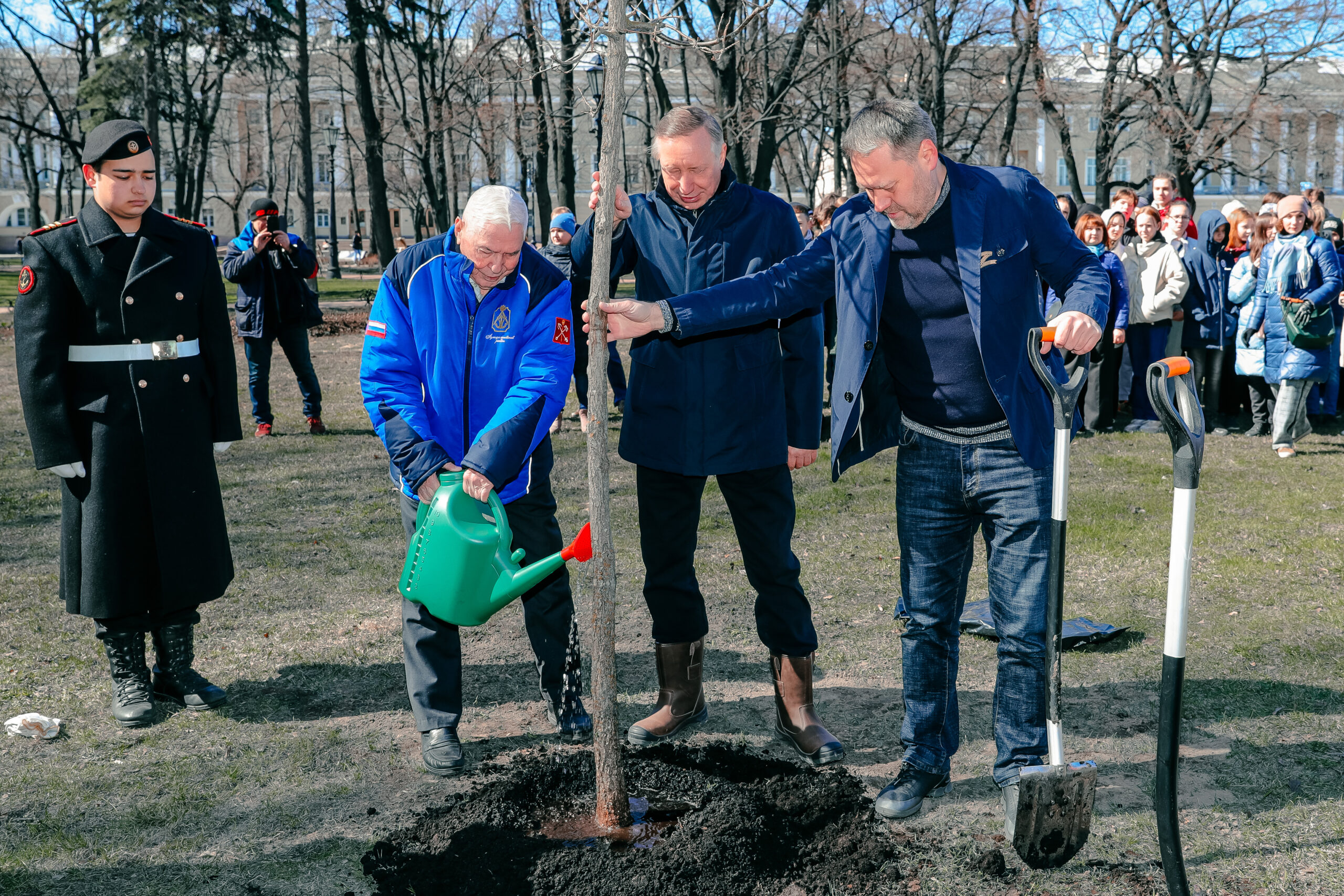В Александровском саду Петербурга посадили дуб в честь 350-летия Петра Великого