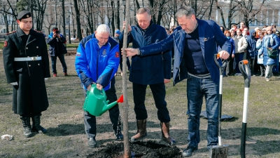 В Александровском саду Петербурга посадили дуб в честь 350-летия Петра Великого