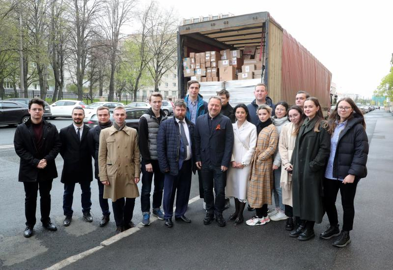 Более 20 тонн лекарств отправили жители Петербурга в Донбасс