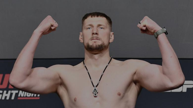 Россиянин побил звезду тяжелого веса UFC