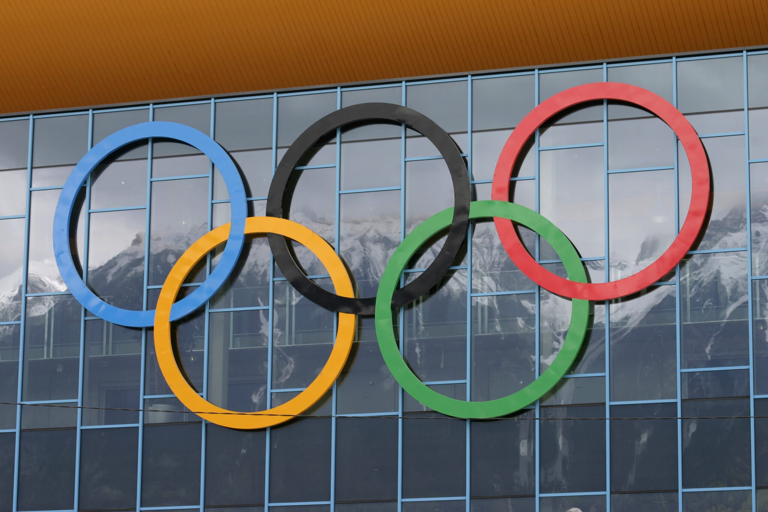Президент МОК Бах пообещал решить проблему отстранения российских спортсменов от соревнований