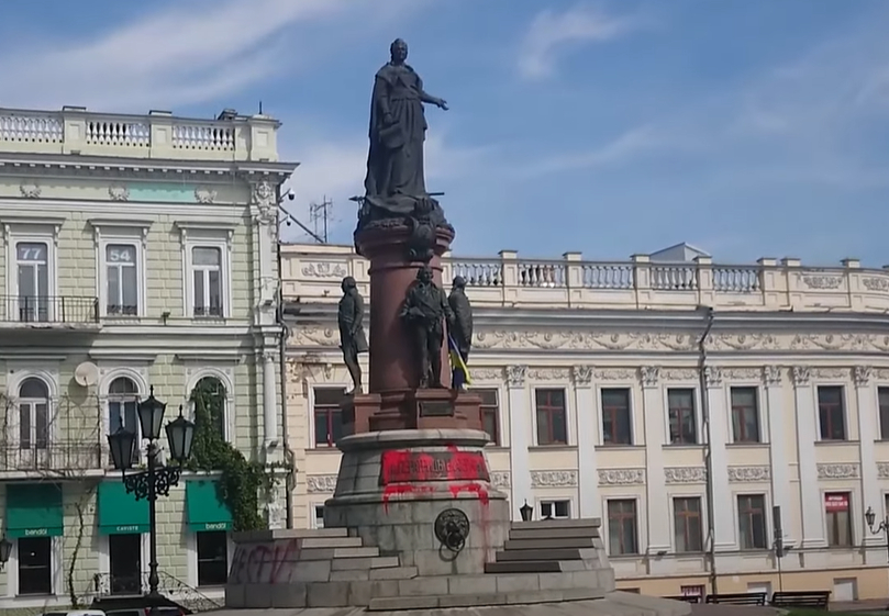 На Украине демонтировали памятники Суворову и Екатерине II