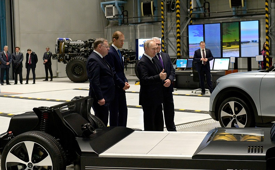 Путин ознакомился с образцом электрокроссовера С-класса E-NEVA