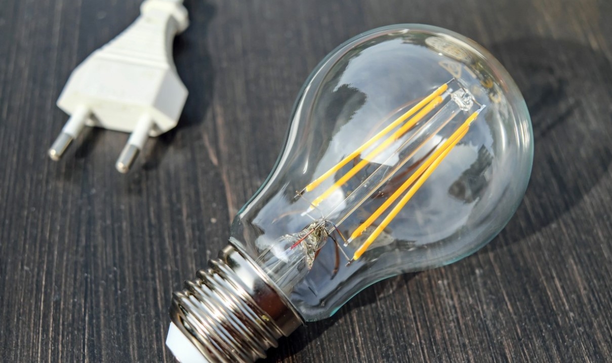 Ученые научились делать из старых аккумуляторов электрокаров источники света для домов