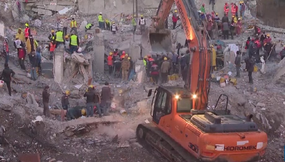 Жительница Турции выжила после 222 часов нахождения под завалами здания