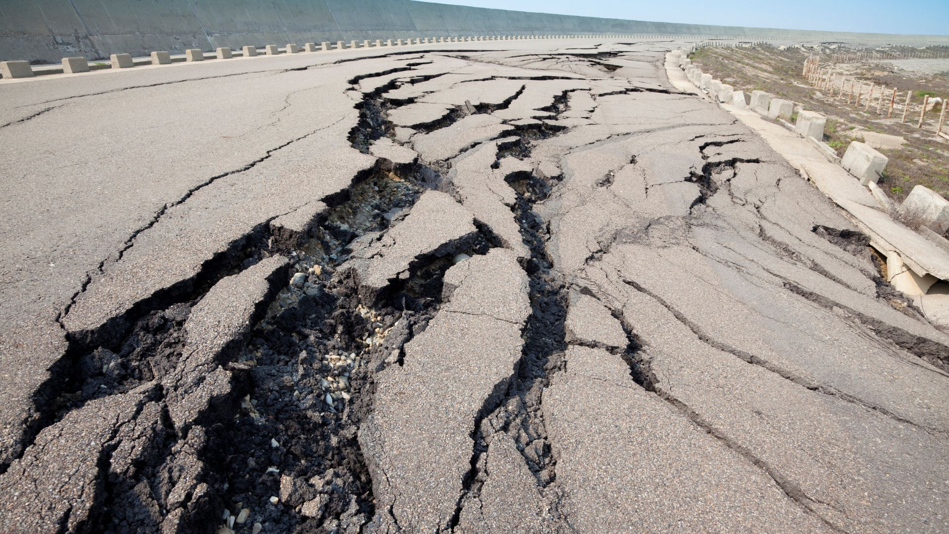 Сильное землетрясение зафиксировали на границе Таджикистана и Китая