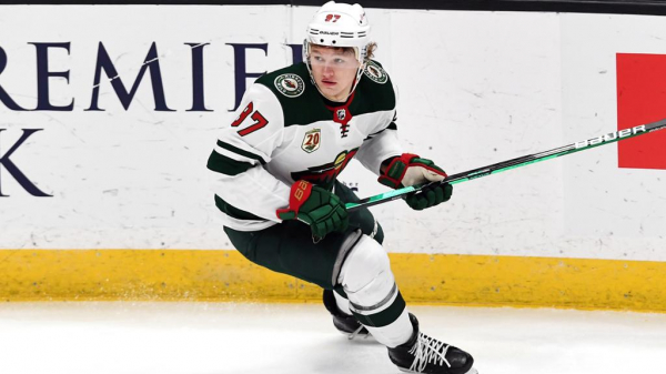 Хоккеист Капризов получил травму во время матча НХЛ и не смог завершить встречу