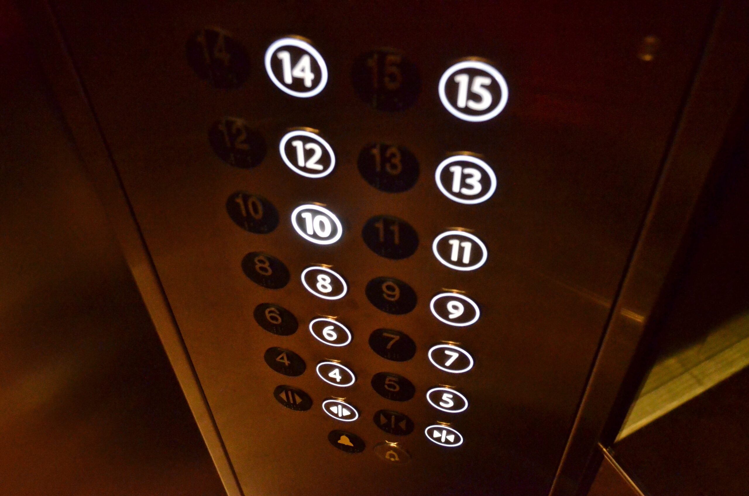 ФКР обновил 10 лифтов за три месяца. Должен был – не менее 200