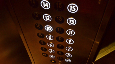 ФКР обновил 10 лифтов за три месяца. Должен был – не менее 200