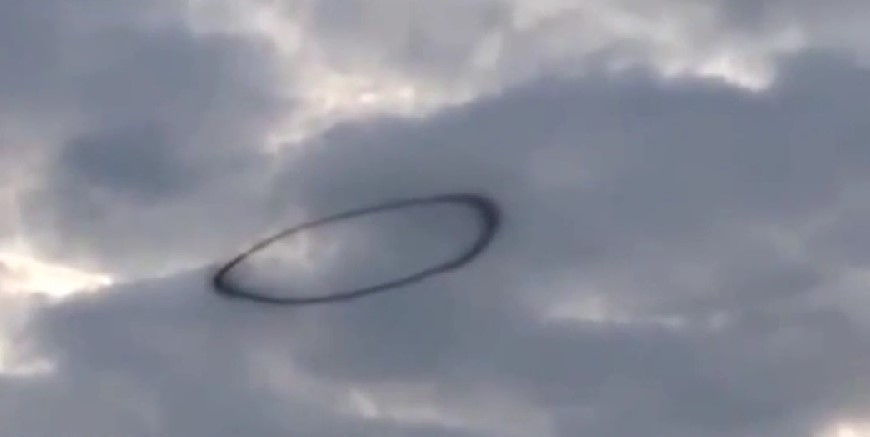 Черное кольцо появилось в небе над Строгино в Москве
