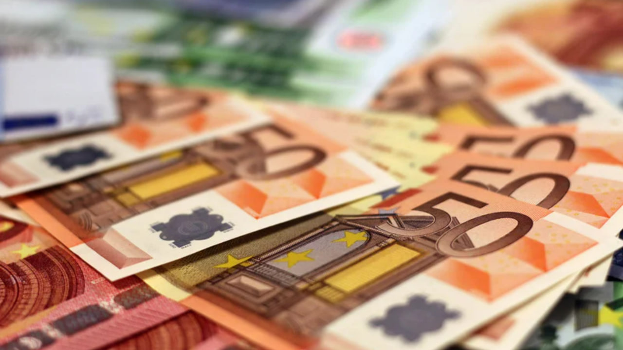 Впервые с прошлого года курс доллара поднялся до 80 рублей
