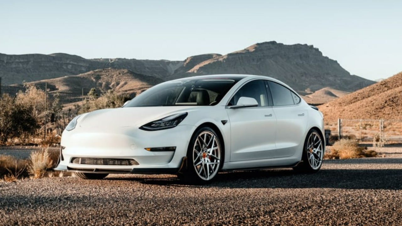Замена автомобильного аккумулятора Tesla стоит до 20 тыс. долларов