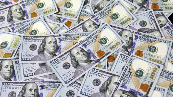 Курс доллара впервые за год превысил 85 рублей