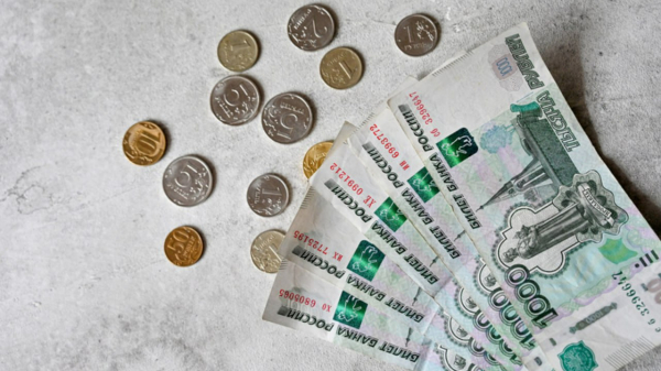 Госслужащим Свердловской области пообещали повышение зарплаты