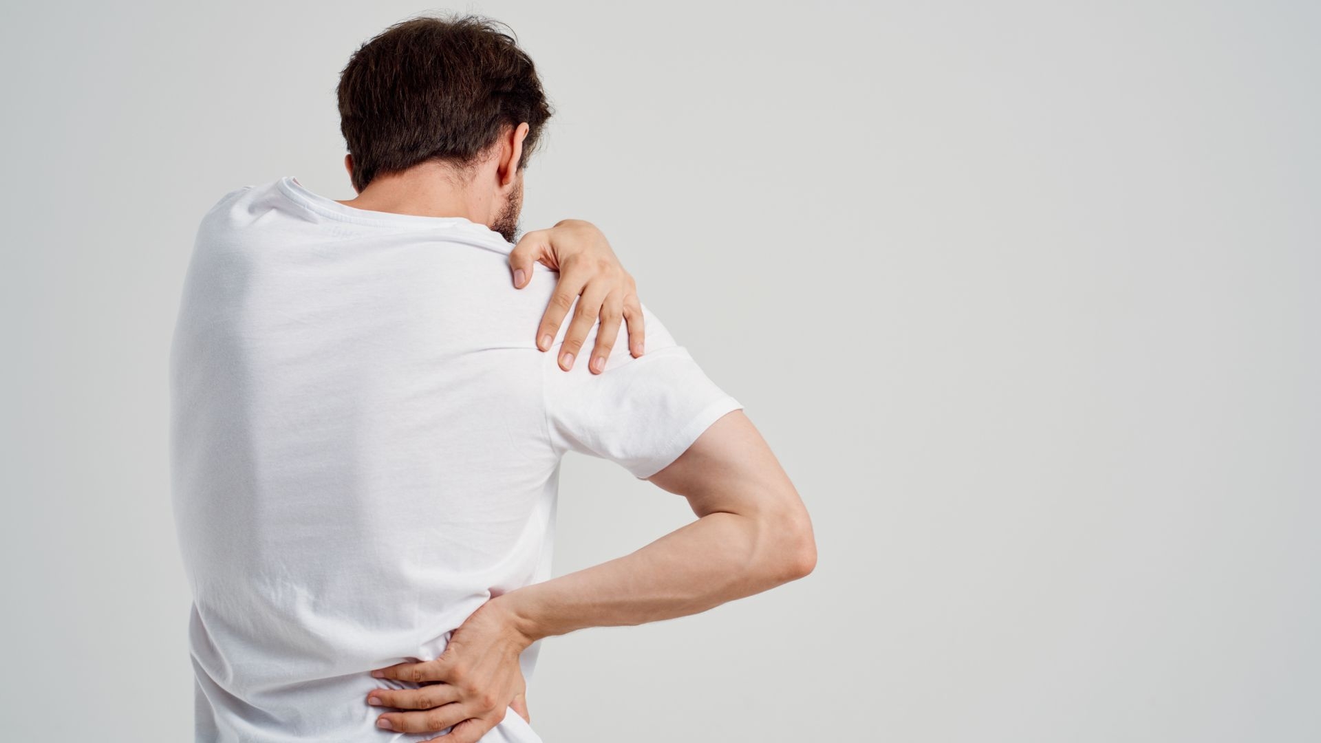 Болит спина витамины. Серьезные заболевания по спине. Мужчина спина болит сидит. Боли в спине при ВСД. Боль в пояснице на белом фоне.