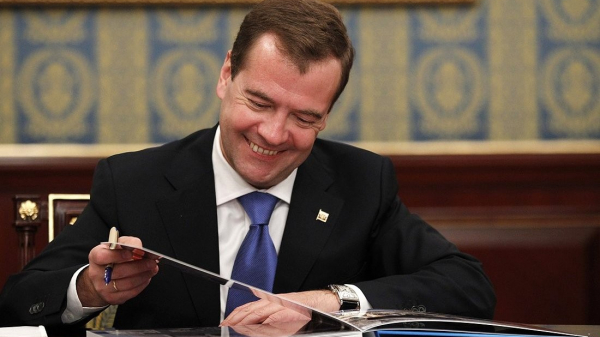 Медведев угрожает G7 о разрыве зерновой сделки, если экспорт товаров первой необходимости в Россию запретят