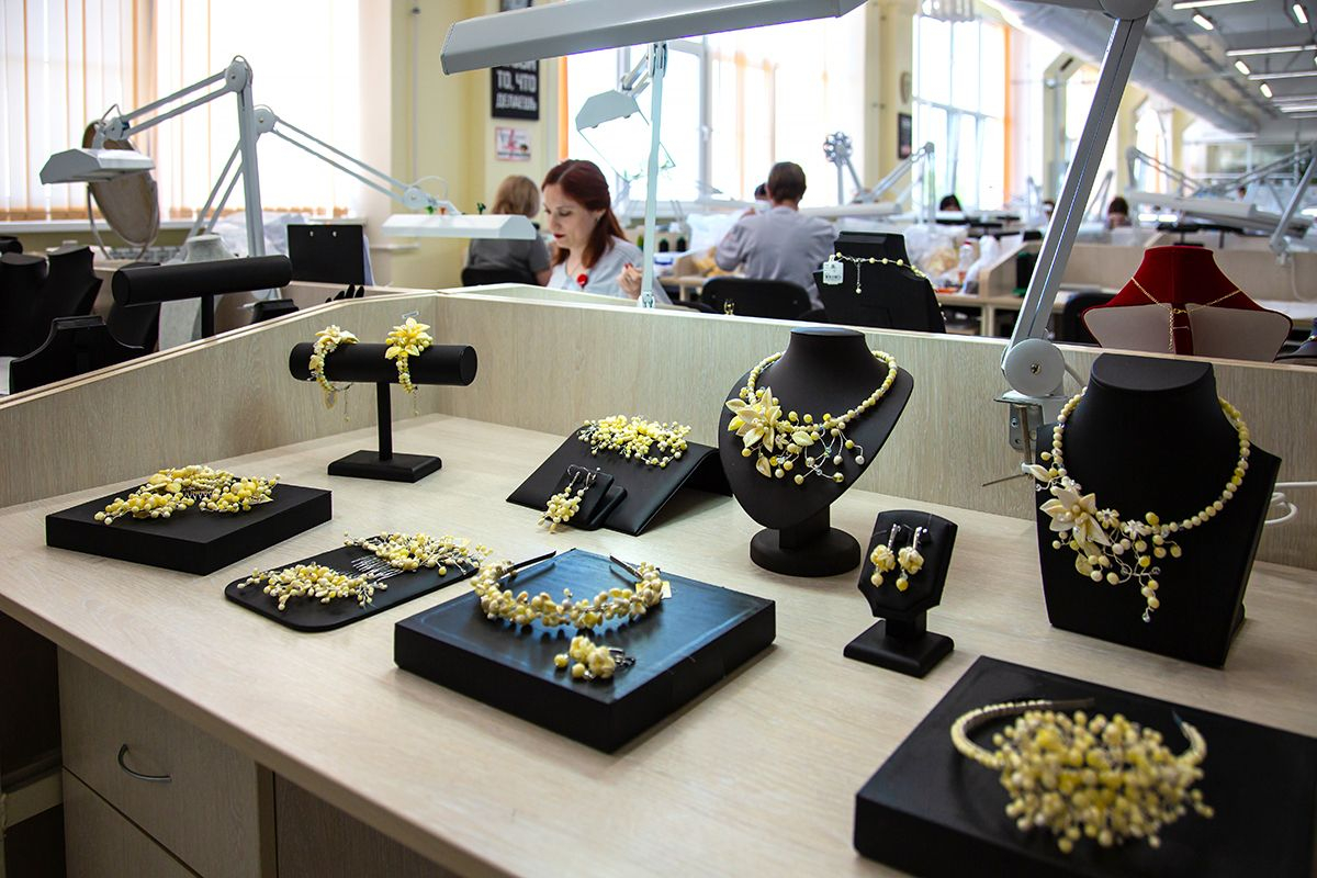 Янтарный комбинат Ростеха представил коллекцию украшений для выпускниц