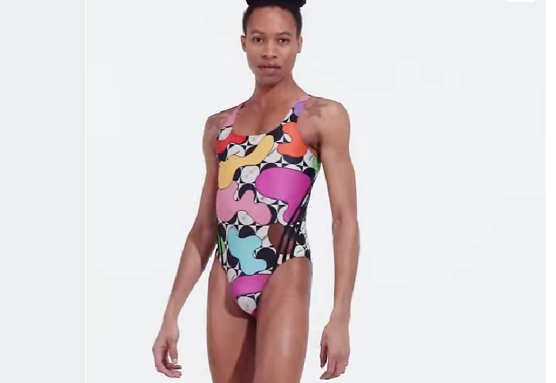 Adidas никак не может угодить: общественность возмутило, что женский купальник бренда рекламировал афроамериканец