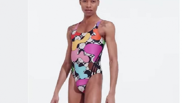 Adidas никак не может угодить: общественность возмутило, что женский купальник бренда рекламировал афроамериканец
