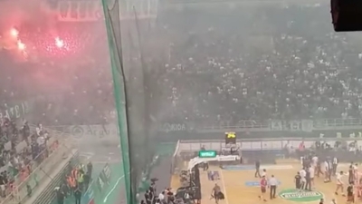 В Греции эвакуировали фанатов во время баскетбольного матча из-за летящих стульев и фаеров
