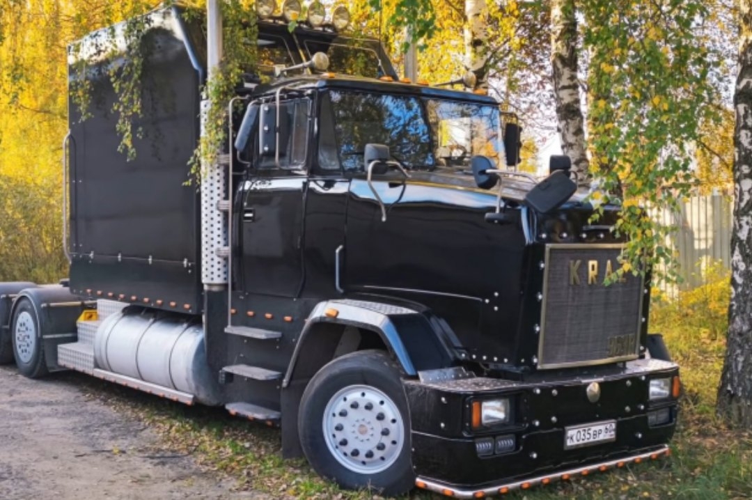 Автолюбители возрождают моду на тюнинг дальнобойных грузовиков 90-х годов