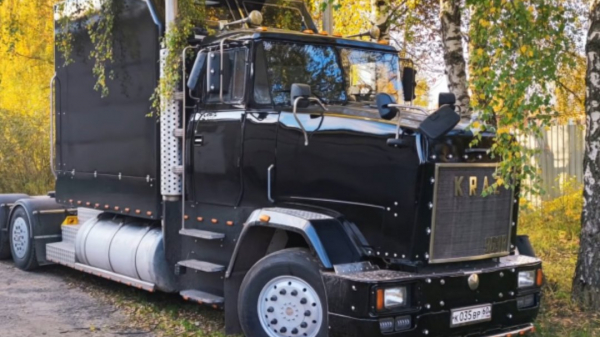 Автолюбители возрождают моду на тюнинг дальнобойных грузовиков 90-х годов