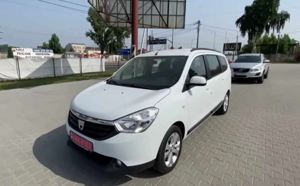 В России стартовали продажи компактвэна Renault Logdy