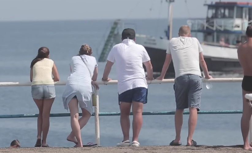 Власти Абхазии ввели большие штрафы за разгуливание в купальнике вне пляжа
