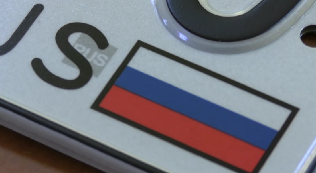 Россиян хотят обязать размещать российский флаг на автономерах